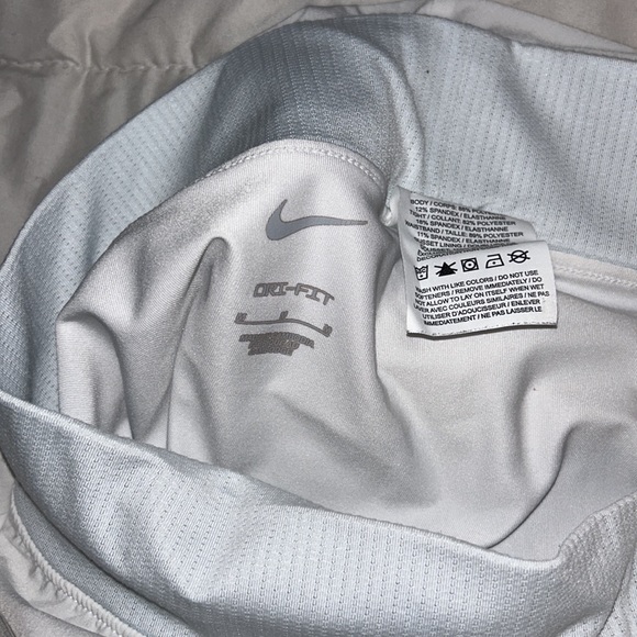 White pockets Nike running shorts - Picture 3 of 3